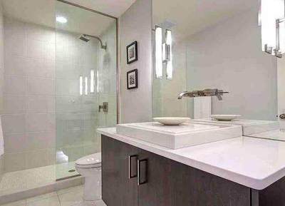 衛(wèi)生間用玻璃隔斷 美觀實用與施工指南